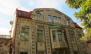 secesní dům v Korejské ulici v Jablonci nad Nisou před obnovou fasád